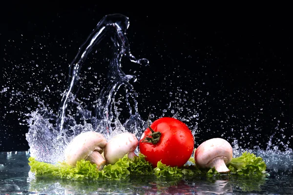 Estudio con movimiento de congelación de tomates cherry y champiñones —  Fotos de Stock