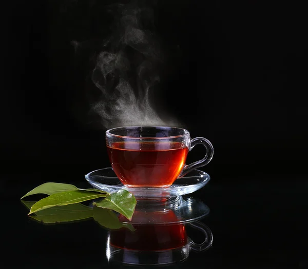 Cam bardak çay siyah arka plan üzerine.