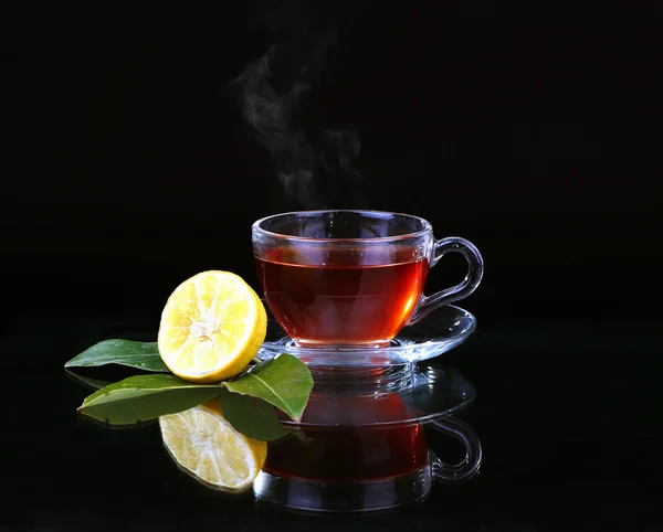 Glas kopp te på svart bakgrund. — Stockfoto