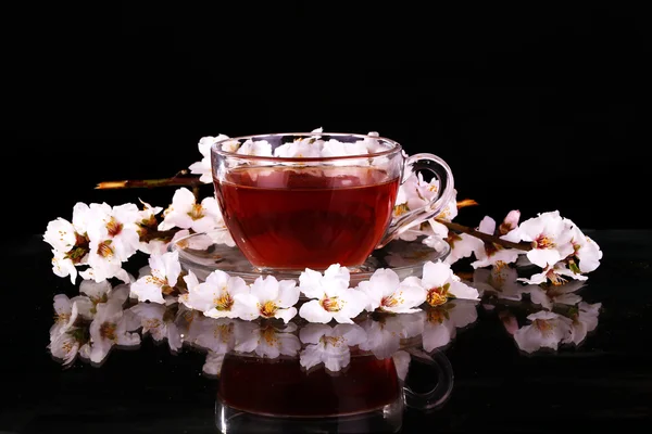カップと紅茶と桜の花。スペースの背景をコピーします。. — ストック写真