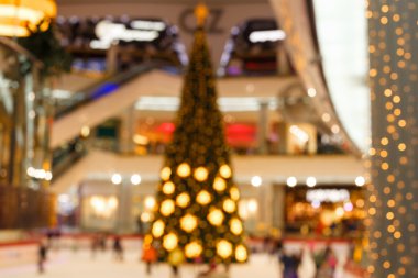 Dev Noel ağacı alışveriş merkezi. Arka plan bulanık