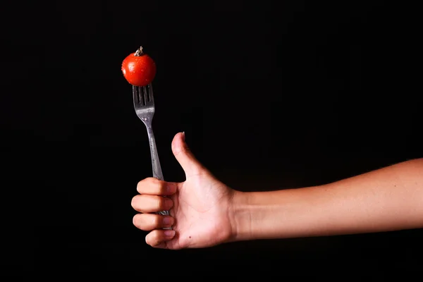 Főző- és élelmiszer koncepció - villát és a paradicsom női kéz — Stock Fotó