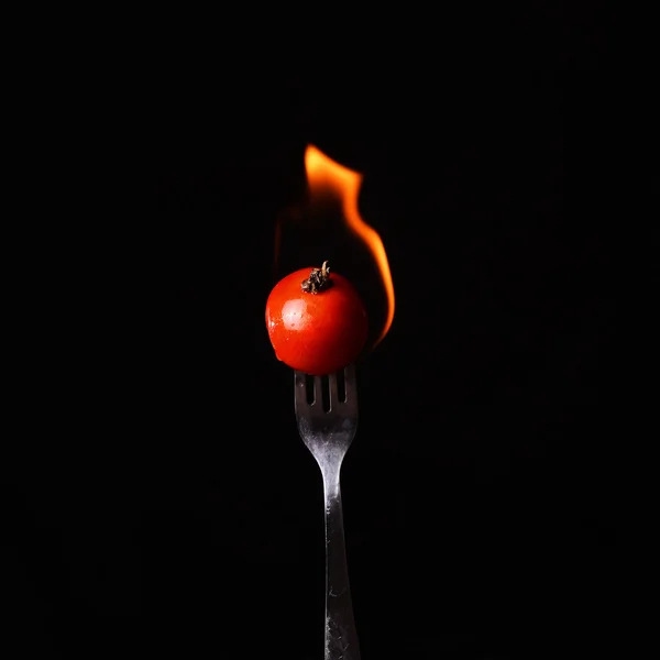 Yemek ve gıda kavramı - el çatal ve domates — Stok fotoğraf