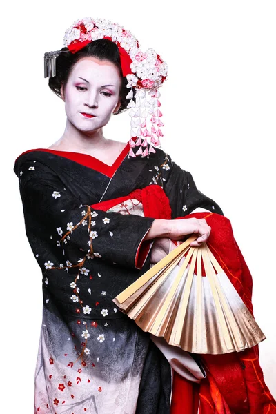 Jeune jolie geisha en kimono avec sakura et décoration — Photo