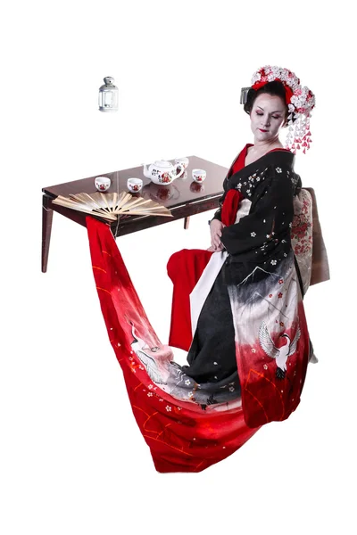 Ung vacker geisha i kimono med sakura och dekoration — Stockfoto