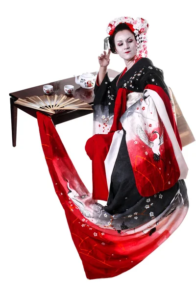 Ung vacker geisha i kimono med sakura och dekoration — Stockfoto