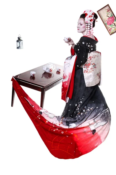 Giovane bella geisha in kimono con sakura e decorazione — Foto Stock