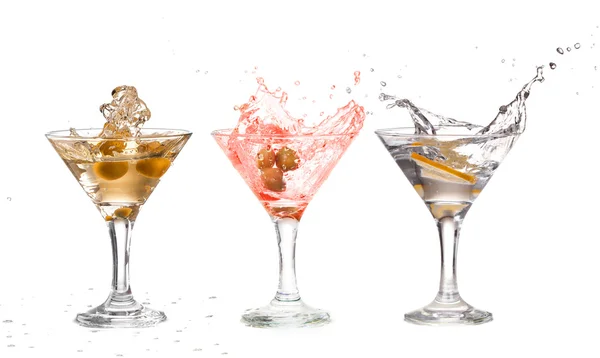 Beyaz zemin üzerinde bir martini cam; alkol kokteyl beyaz izole sıçrama ile ayarla; Yatay biçimi — Stok fotoğraf
