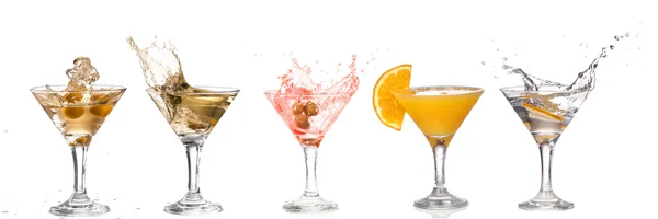 Una copa de martini sobre un fondo blanco; conjunto de cócteles de alcohol con salpicadura aislada sobre blanco; formato horizontal — Foto de Stock