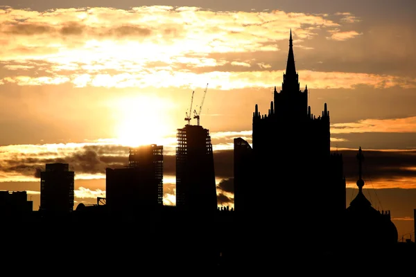Nascer do sol na cidade de Moscovo. Silhueta de edifícios . — Fotografia de Stock