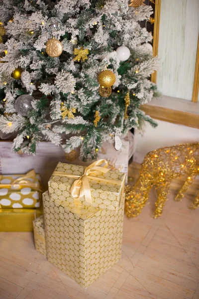Beautifully decorated Christmas tree with presents under it. — Stock Photo, Image