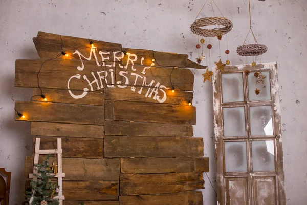 Decoración de Navidad con adorno de Navidad y vela para la temporada de adviento cuatro velas encendidas — Foto de Stock