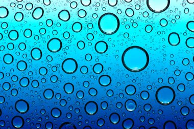 Su bardağa düşer.