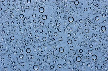  Su bardağa düşer.