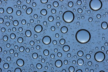  Su bardağa düşer.