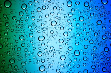  Su bardağa düşer.