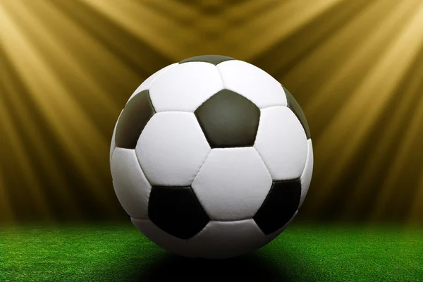 Футбольный мяч на зеленом стадионе — стоковое фото