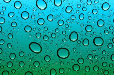  Su bardağa düşer.