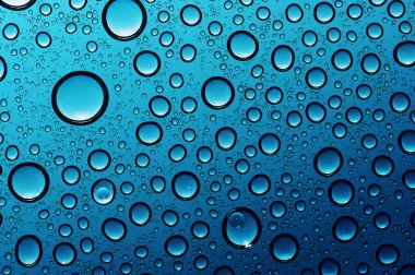  Su bardağa düşer.