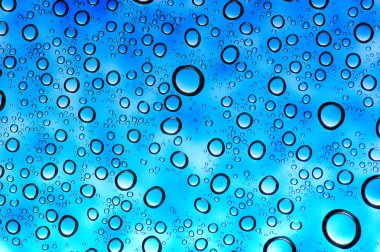  Su bardağa düşer.