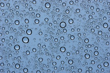  Su bardağa düşer.