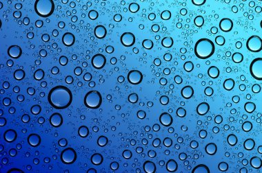 Su bardağa düşer.