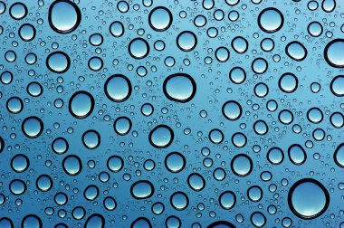  Su bardağa düşer.