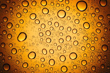 Su bardağa düşer.