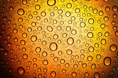 Su bardağa düşer.