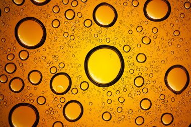 Su bardağa düşer.