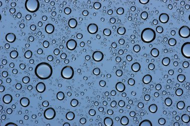  Su bardağa düşer.