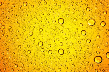 Su bardağa düşer.