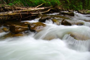Üzerinden akan nehir dağ