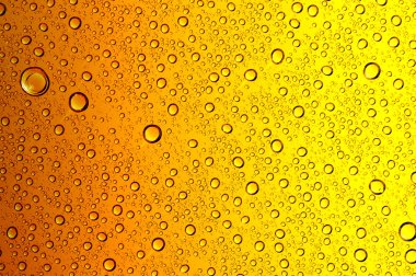 Su bardağa düşer.