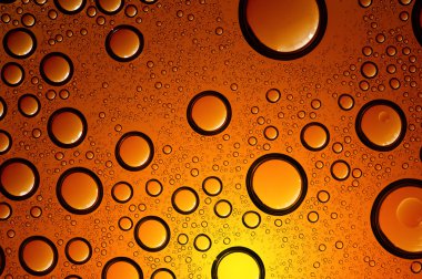 Su bardağa düşer.