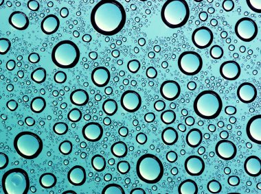  Su bardağa düşer.