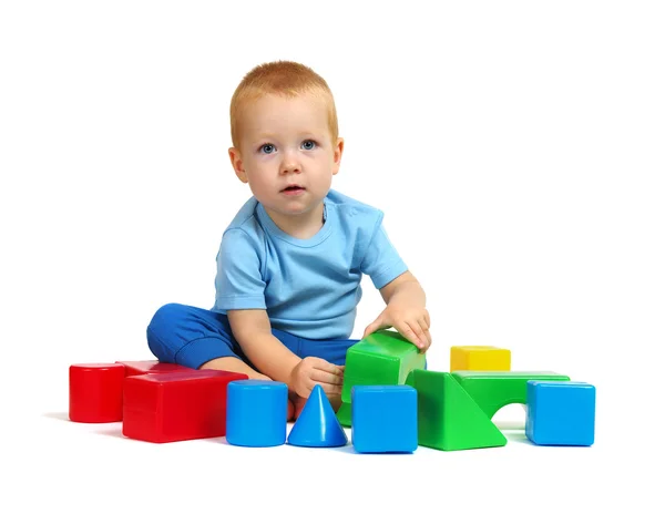 Маленький мальчик играет в игрушки — стоковое фото