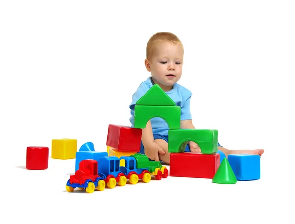 Маленький мальчик играет в игрушки — стоковое фото