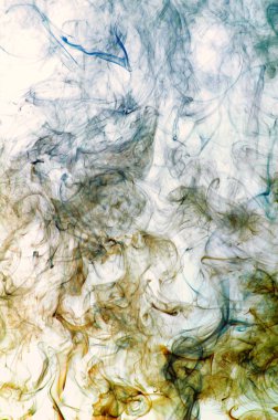 Renkli duman üzerinde beyaz izole 