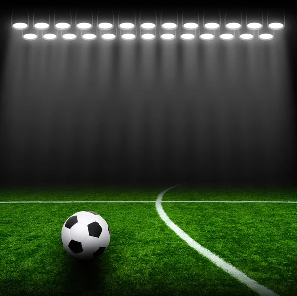 Футбольный мяч на зеленом стадионе — стоковое фото