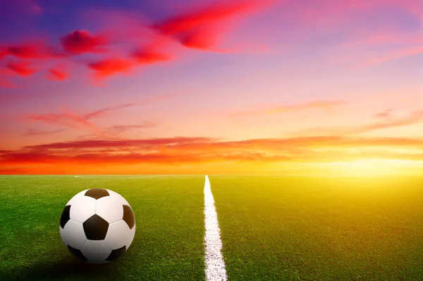 Pallone da calcio sull'erba — Foto Stock