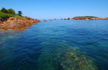Güzel bir yaz panoramik deniz manzarası. Uçurumun berrak gök mavisi deniz yatlarının ufuktaki görüntüsü..