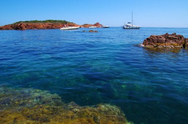 Güzel bir yaz panoramik deniz manzarası. Uçurumun berrak gök mavisi deniz yatlarının ufuktaki görüntüsü..