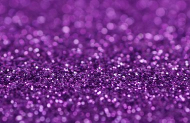 Mor parıltılı ışıklar arka planda. Odaklanamadı