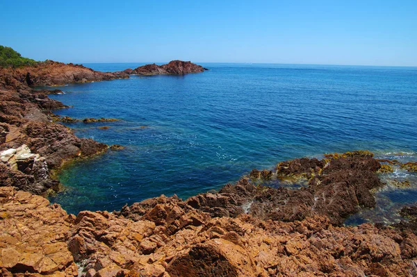 Paisaje Del Mar Con Rocas Agua Azul Clara Bahía — Foto de Stock