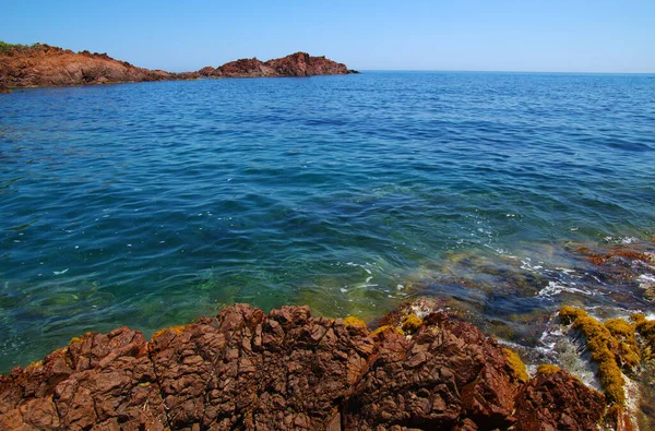 Paisagem Mar Com Pedras Água Azul Clara Baía — Fotografia de Stock