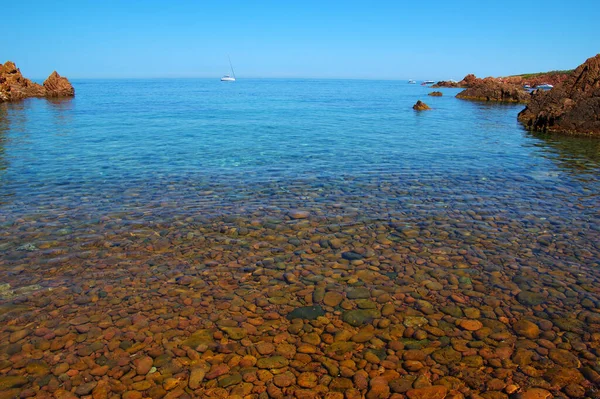 Paisaje Del Mar Con Rocas Agua Azul Clara Bahía — Foto de Stock