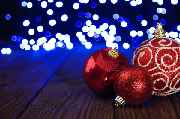 Bolas Rojas Navidad Sobre Una Mesa Madera Luces Fondo — Foto de Stock