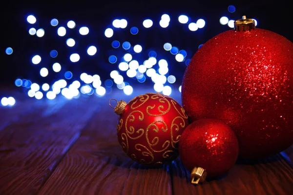抽象的な光の背景にクリスマスボール — ストック写真