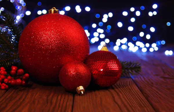 Красные Рождественские Шары Деревянном Столе Фоне Огней — стоковое фото